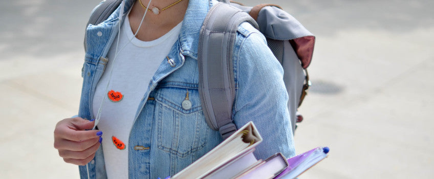 Studentin mit Büchern und Rucksack